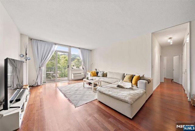 100 Grand Cove Way 5H, Edgewater, NJ 07020