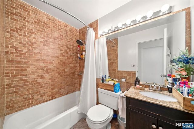 100 Grand Cove Way 5H, Edgewater, NJ 07020