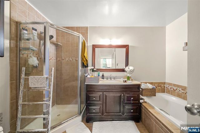 100 Grand Cove Way 5H, Edgewater, NJ 07020