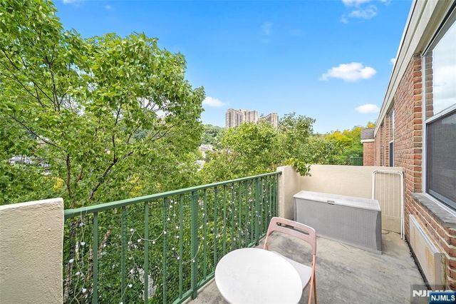 100 Grand Cove Way 5H, Edgewater, NJ 07020