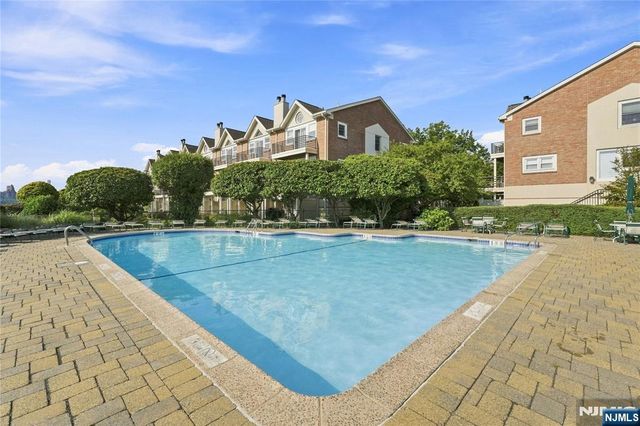 100 Grand Cove Way 5H, Edgewater, NJ 07020