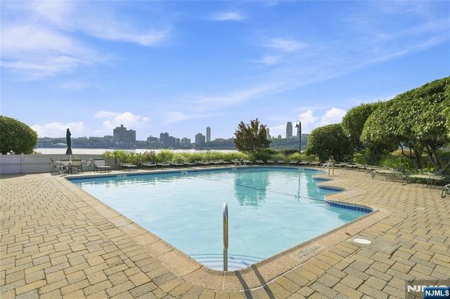 100 Grand Cove Way 5H, Edgewater, NJ 07020