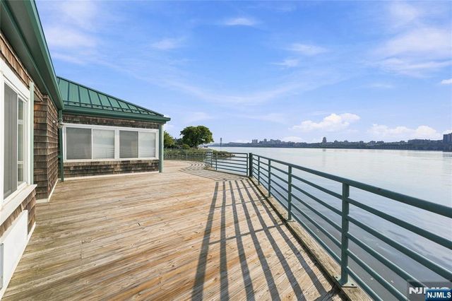 100 Grand Cove Way 5H, Edgewater, NJ 07020