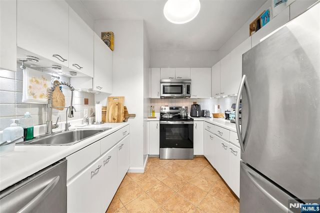 100 Grand Cove Way 5H, Edgewater, NJ 07020