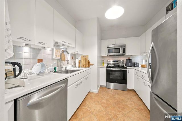 100 Grand Cove Way 5H, Edgewater, NJ 07020