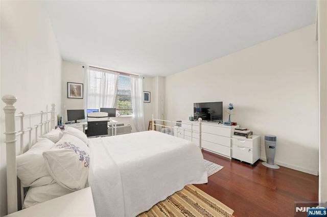 100 Grand Cove Way 5H, Edgewater, NJ 07020