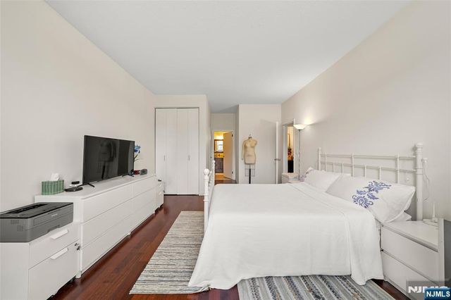 100 Grand Cove Way 5H, Edgewater, NJ 07020