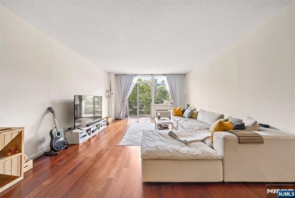 100 Grand Cove Way 5H, Edgewater, NJ 07020