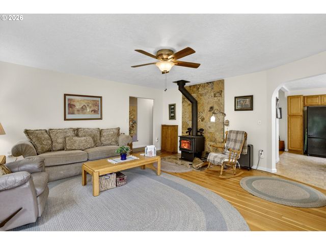 33951 Se COUPLAND Rd, Estacada, OR 97023