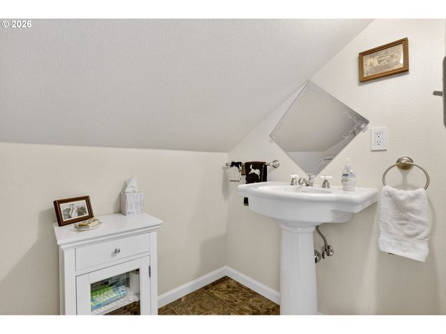 33951 Se COUPLAND Rd, Estacada, OR 97023