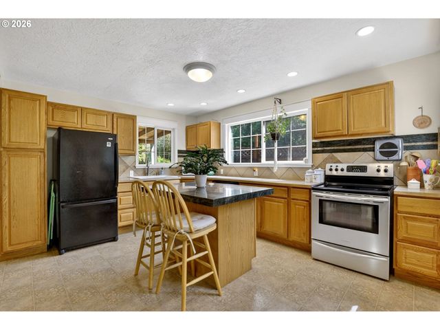 33951 Se COUPLAND Rd, Estacada, OR 97023