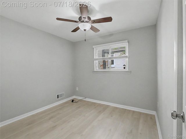 1108 E Goulson Avenue, Hazel Park, MI 48030
