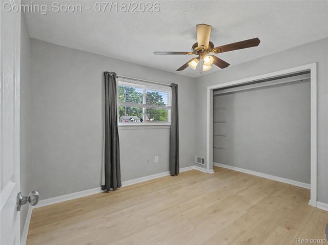 1108 E Goulson Avenue, Hazel Park, MI 48030