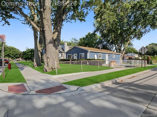 1108 E Goulson Avenue, Hazel Park, MI 48030