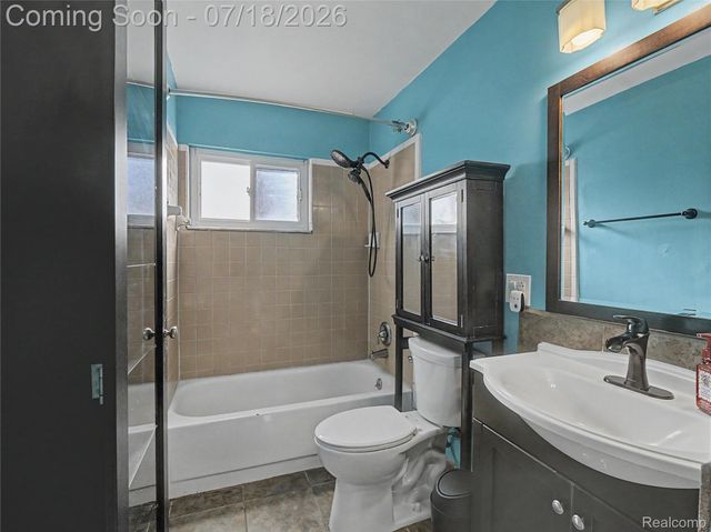 1108 E Goulson Avenue, Hazel Park, MI 48030