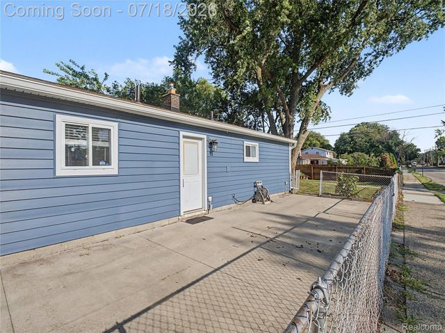 1108 E Goulson Avenue, Hazel Park, MI 48030