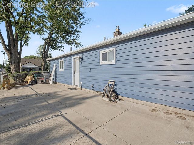 1108 E Goulson Avenue, Hazel Park, MI 48030