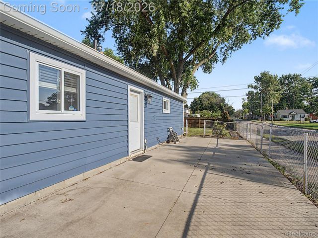 1108 E Goulson Avenue, Hazel Park, MI 48030