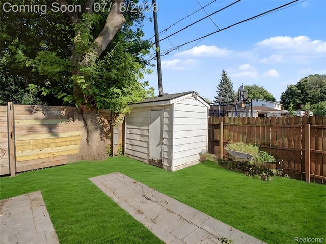 1108 E Goulson Avenue, Hazel Park, MI 48030