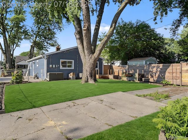 1108 E Goulson Avenue, Hazel Park, MI 48030