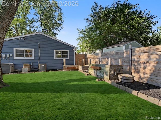1108 E Goulson Avenue, Hazel Park, MI 48030