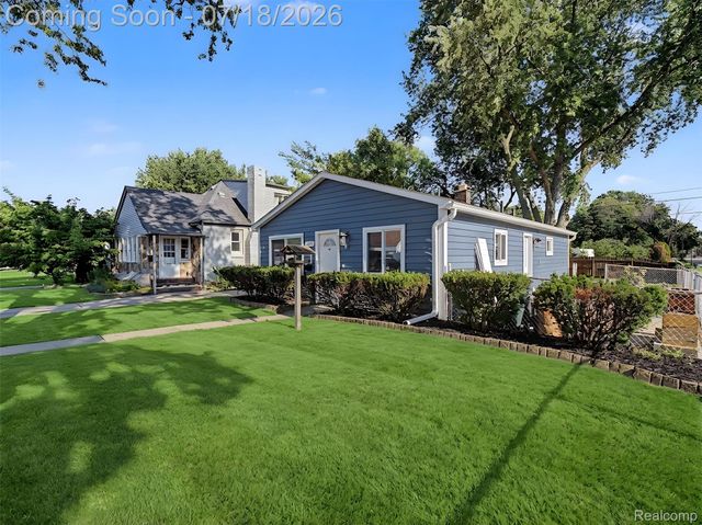 1108 E Goulson Avenue, Hazel Park, MI 48030