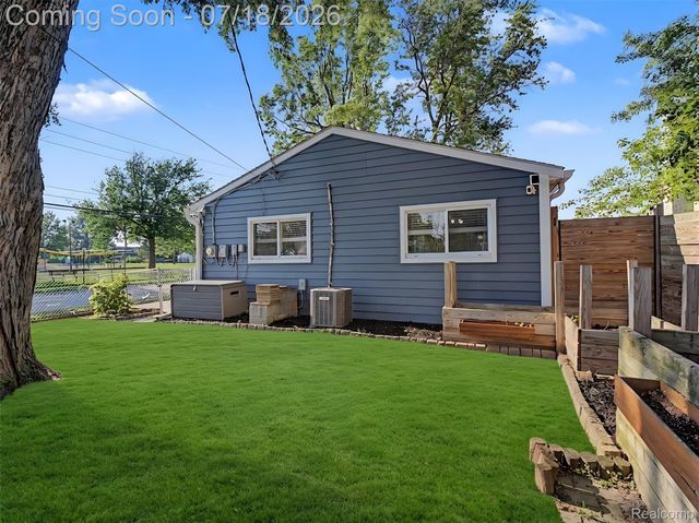 1108 E Goulson Avenue, Hazel Park, MI 48030