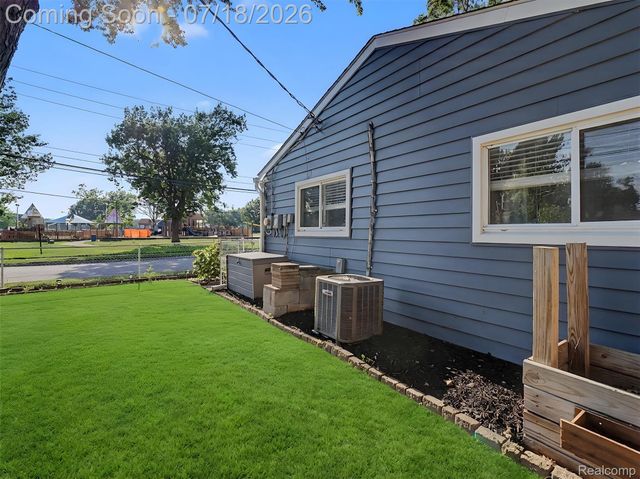 1108 E Goulson Avenue, Hazel Park, MI 48030