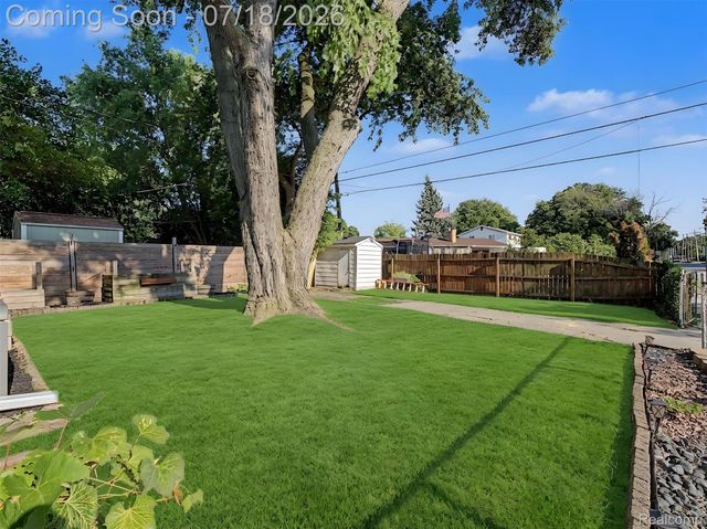 1108 E Goulson Avenue, Hazel Park, MI 48030