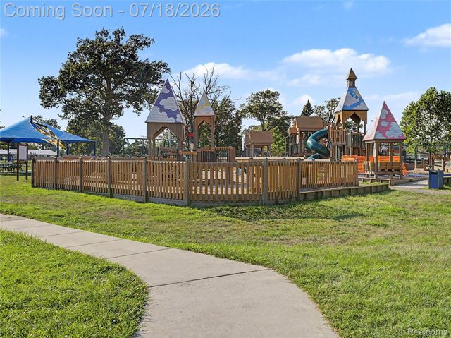 1108 E Goulson Avenue, Hazel Park, MI 48030