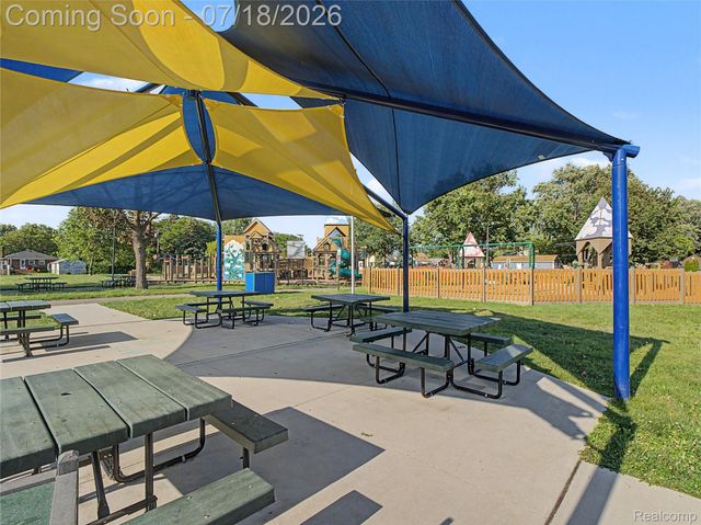 1108 E Goulson Avenue, Hazel Park, MI 48030