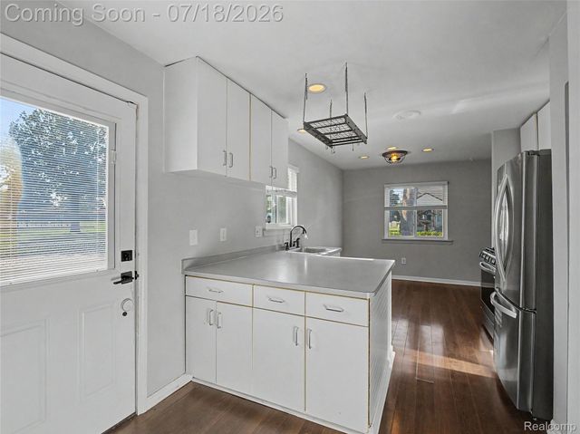 1108 E Goulson Avenue, Hazel Park, MI 48030