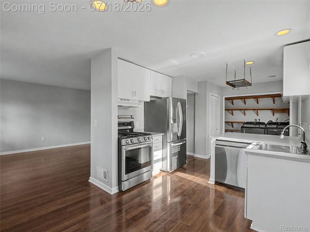 1108 E Goulson Avenue, Hazel Park, MI 48030