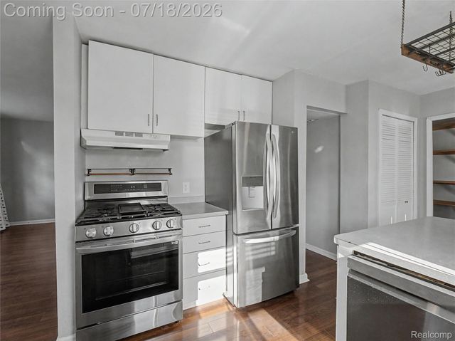 1108 E Goulson Avenue, Hazel Park, MI 48030