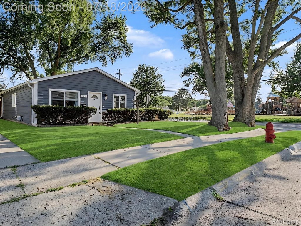 1108 E Goulson Avenue, Hazel Park, MI 48030