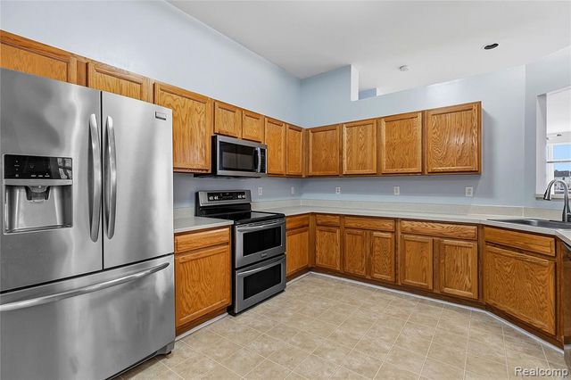 975 Watersedge Court, Oxford, MI 48371