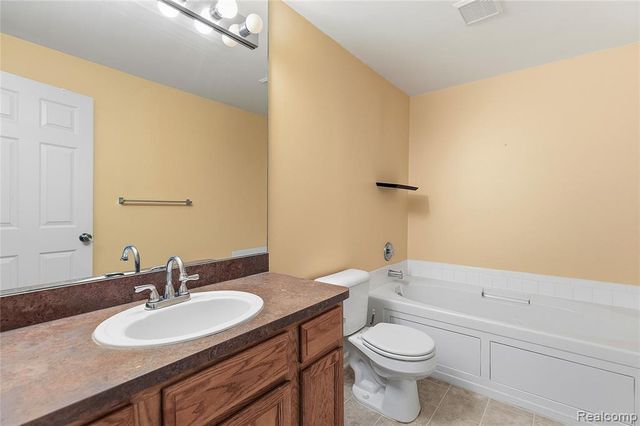 975 Watersedge Court, Oxford, MI 48371