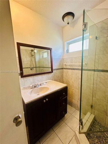 4616 NW 39th St, Lauderdale Lakes, FL 33319