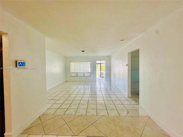 4616 NW 39th St, Lauderdale Lakes, FL 33319