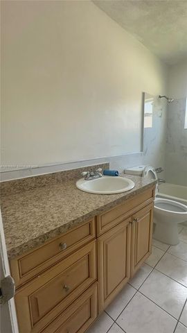 4616 NW 39th St, Lauderdale Lakes, FL 33319