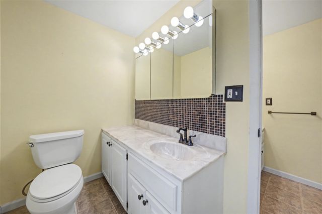 1564 Charter Oak Drive, Rochester Hills, MI 48309