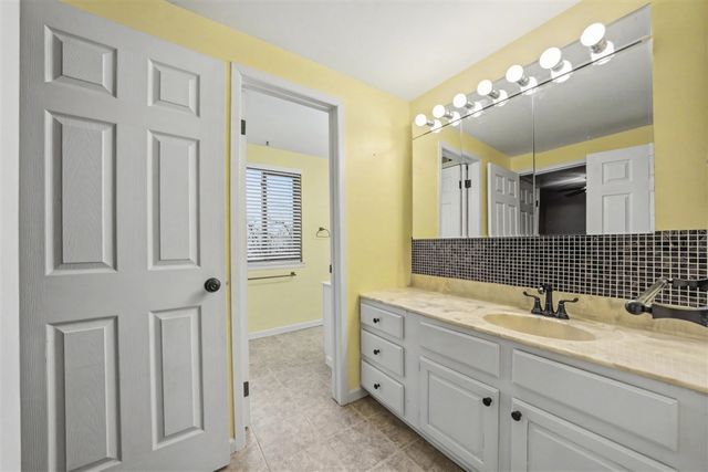 1564 Charter Oak Drive, Rochester Hills, MI 48309