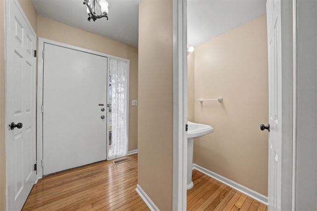 1564 Charter Oak Drive, Rochester Hills, MI 48309