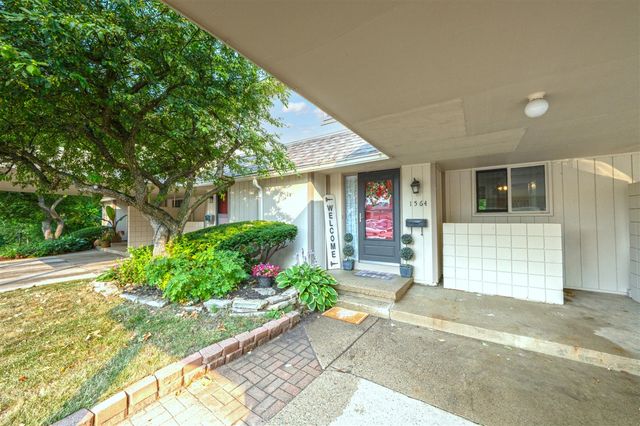 1564 Charter Oak Drive, Rochester Hills, MI 48309