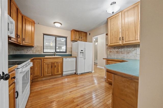 1564 Charter Oak Drive, Rochester Hills, MI 48309