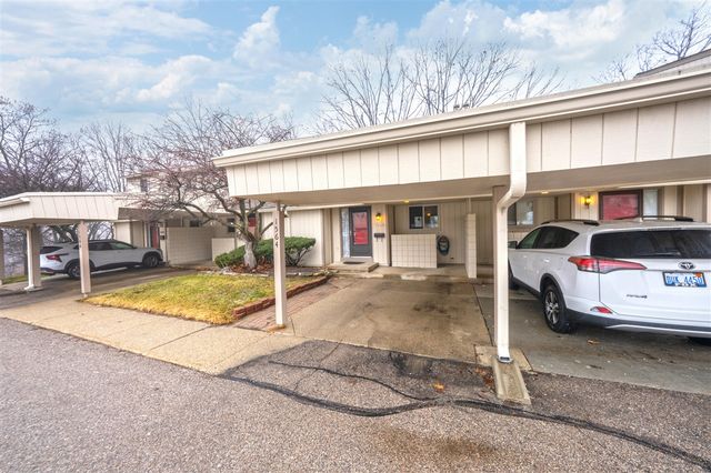 1564 Charter Oak Drive, Rochester Hills, MI 48309