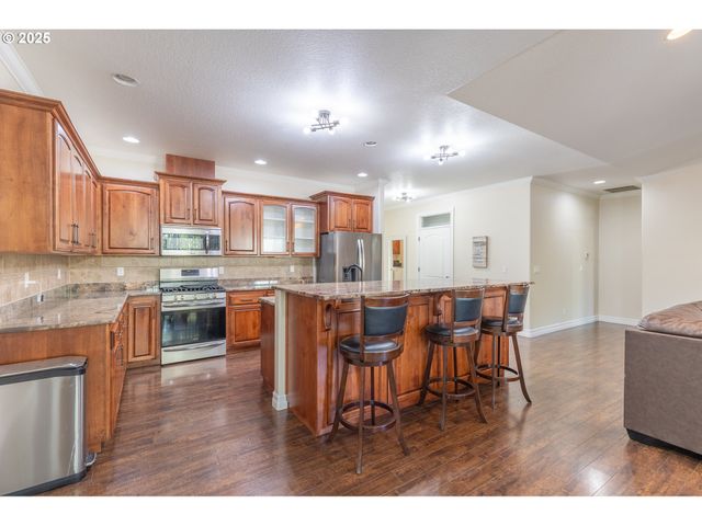 1804 SETTLERS SPRING Dr Nw, Salem, OR 97304