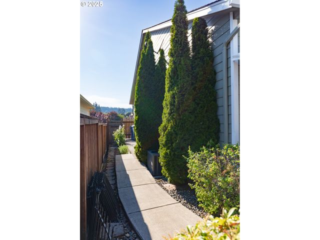 1804 SETTLERS SPRING Dr Nw, Salem, OR 97304