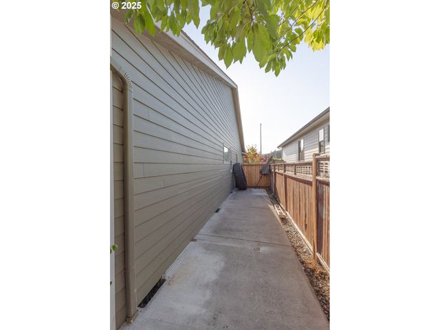 1804 SETTLERS SPRING Dr Nw, Salem, OR 97304