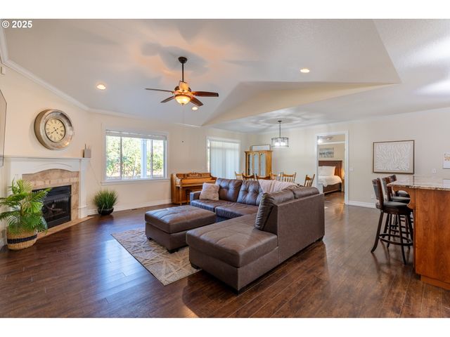 1804 SETTLERS SPRING Dr Nw, Salem, OR 97304
